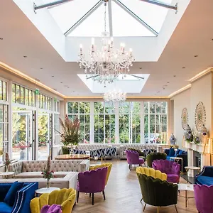 Cork's Vienna Woods & Отель